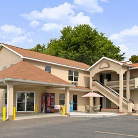 Days Inn By Wyndham Fairmont Bagian luar foto
