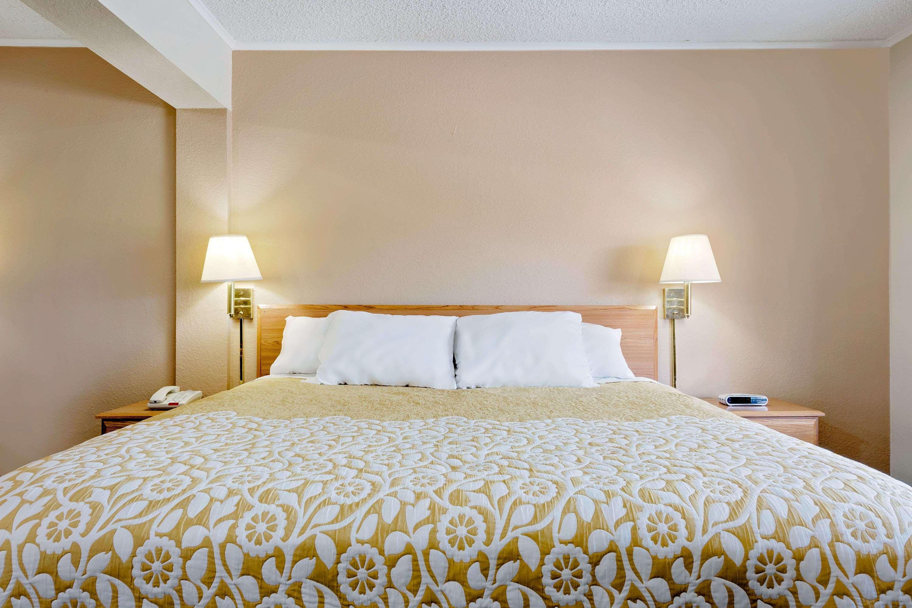 Days Inn By Wyndham Fairmont Bagian luar foto