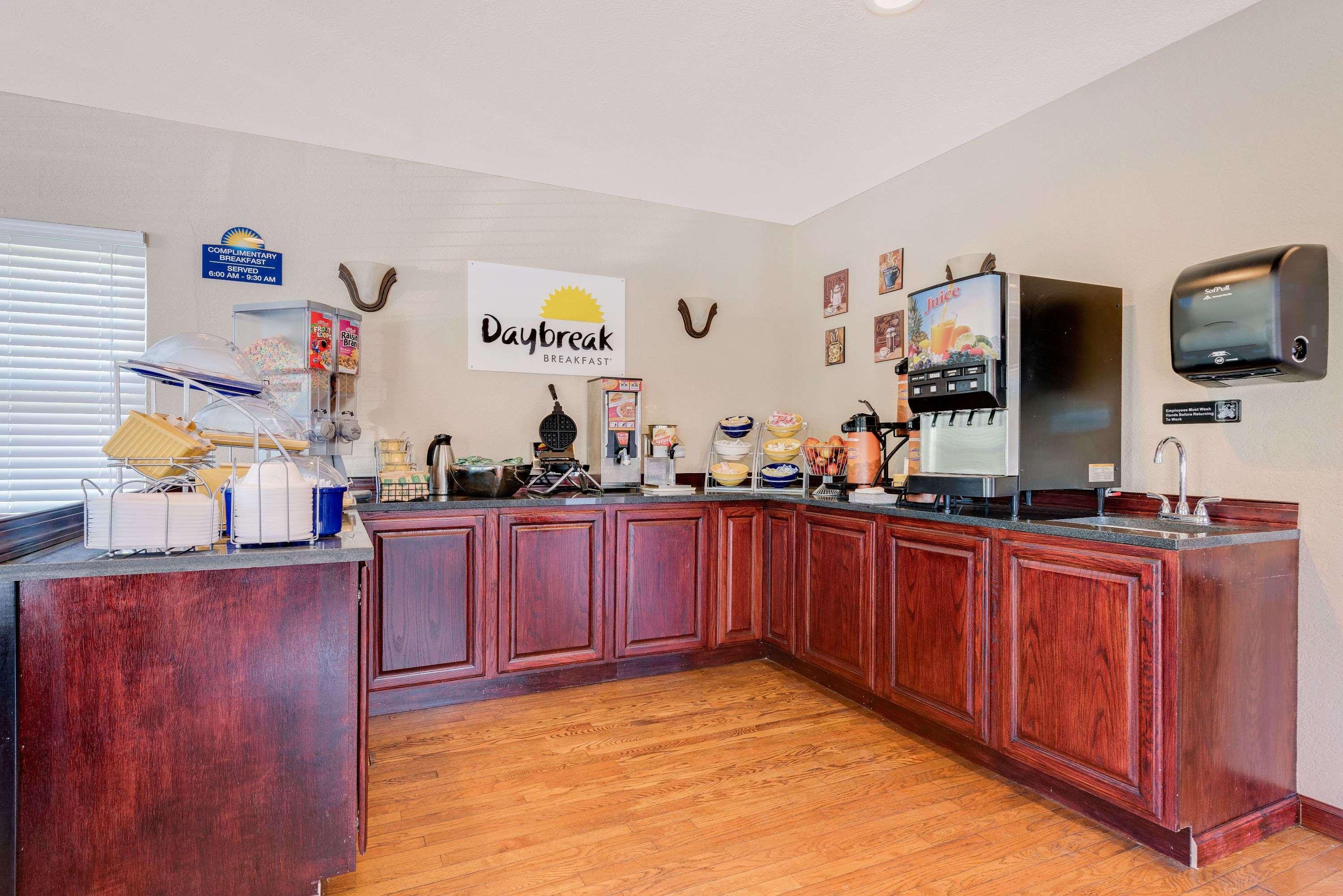 Days Inn By Wyndham Fairmont Bagian luar foto