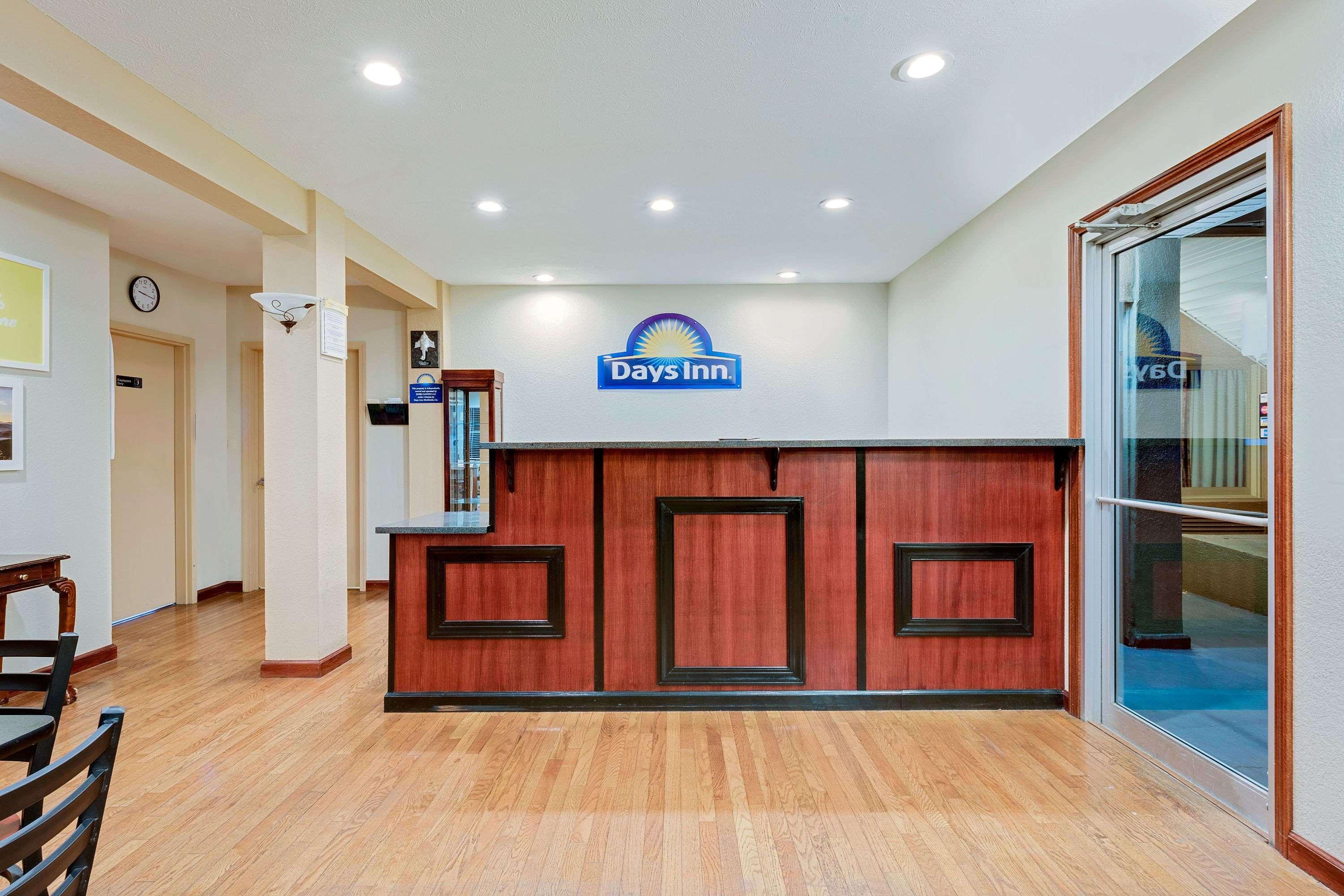 Days Inn By Wyndham Fairmont Bagian luar foto