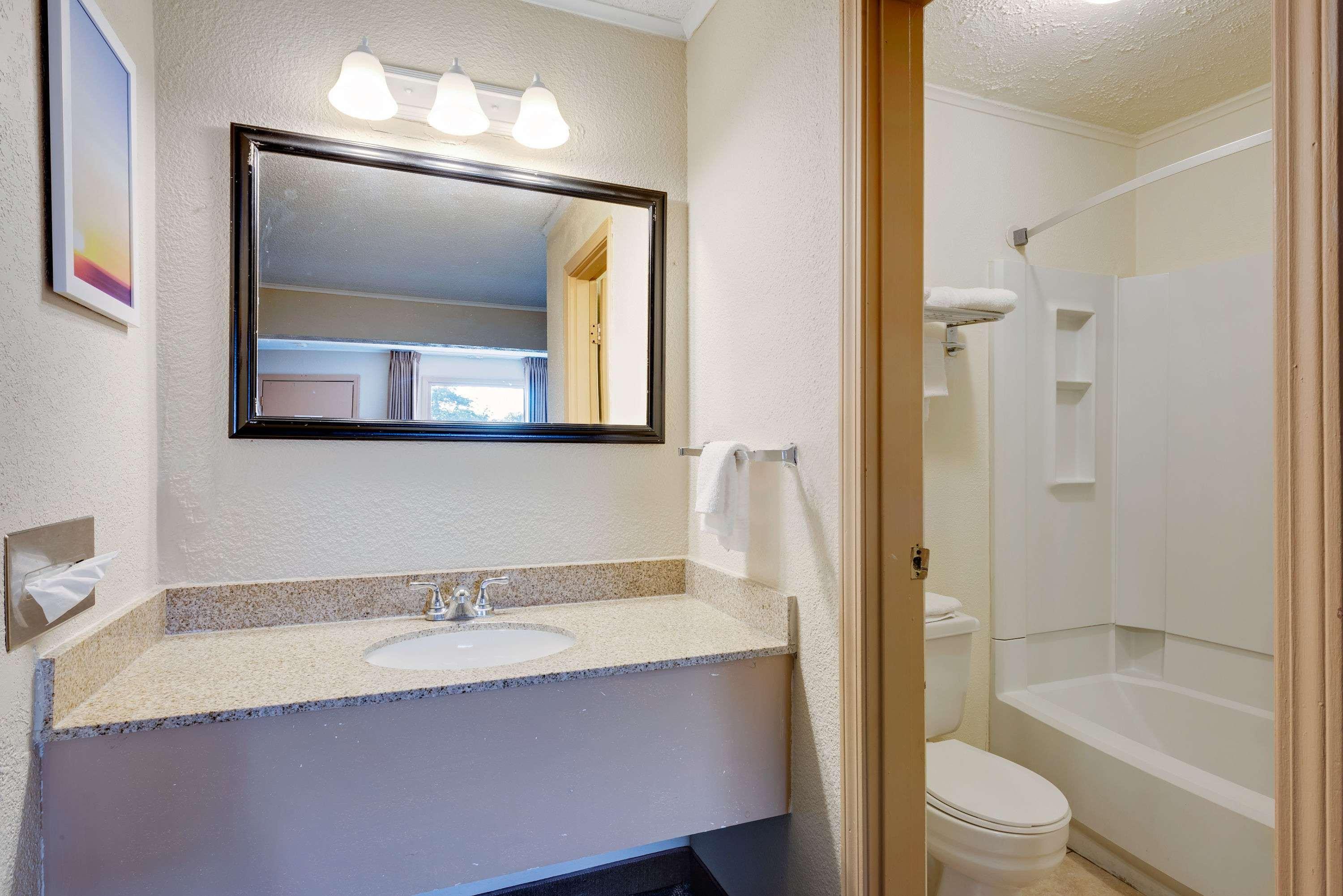 Days Inn By Wyndham Fairmont Bagian luar foto