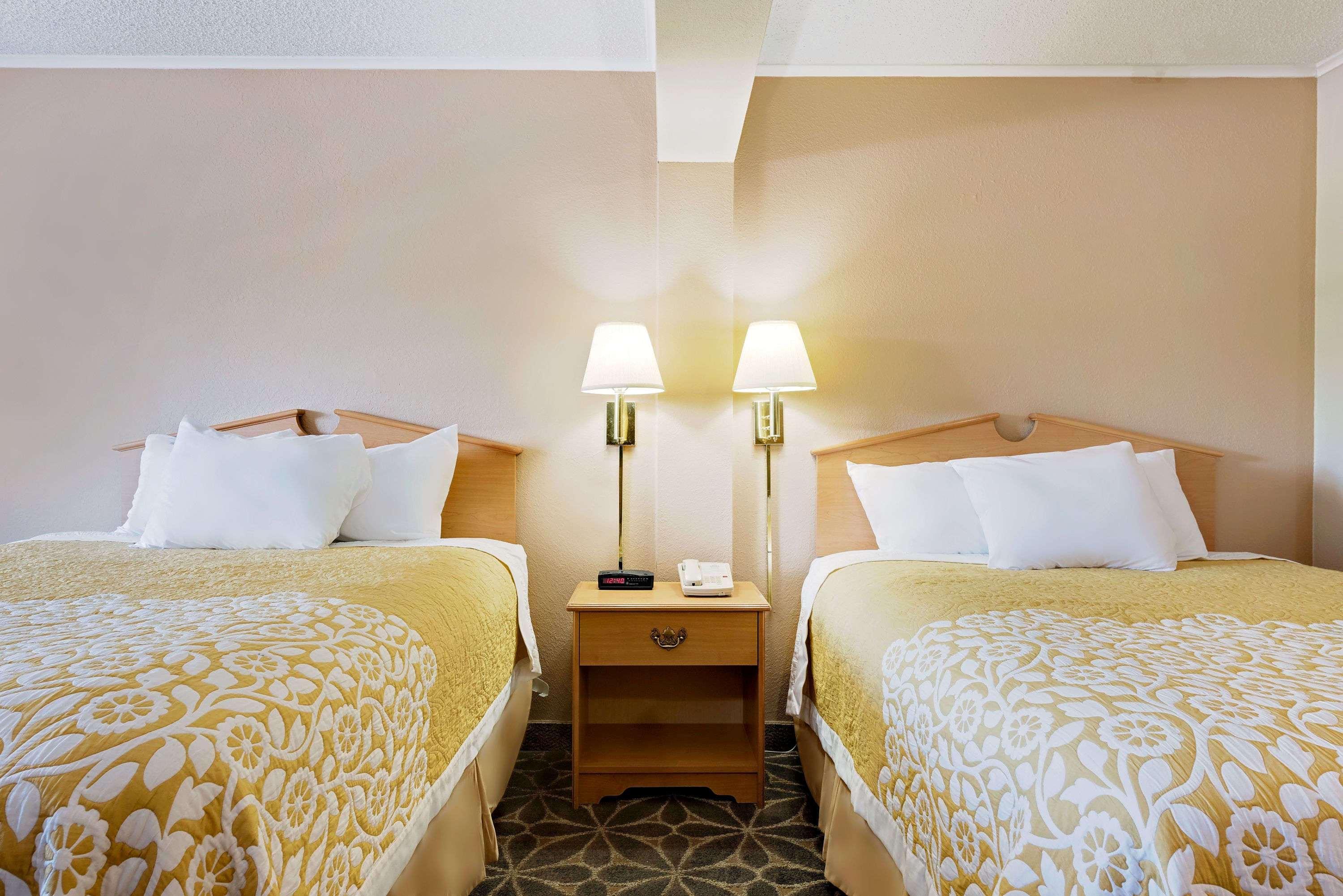 Days Inn By Wyndham Fairmont Bagian luar foto