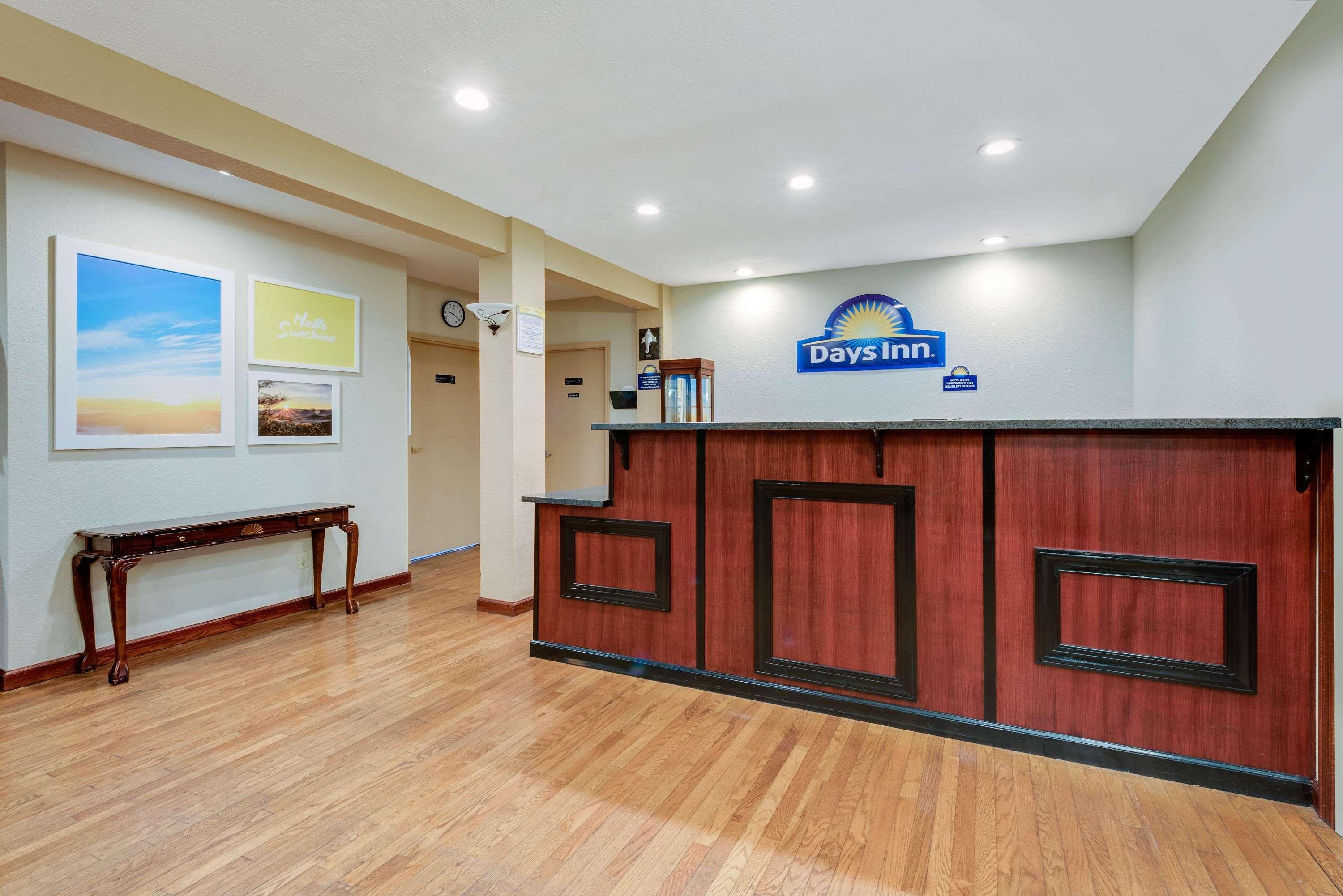 Days Inn By Wyndham Fairmont Bagian luar foto