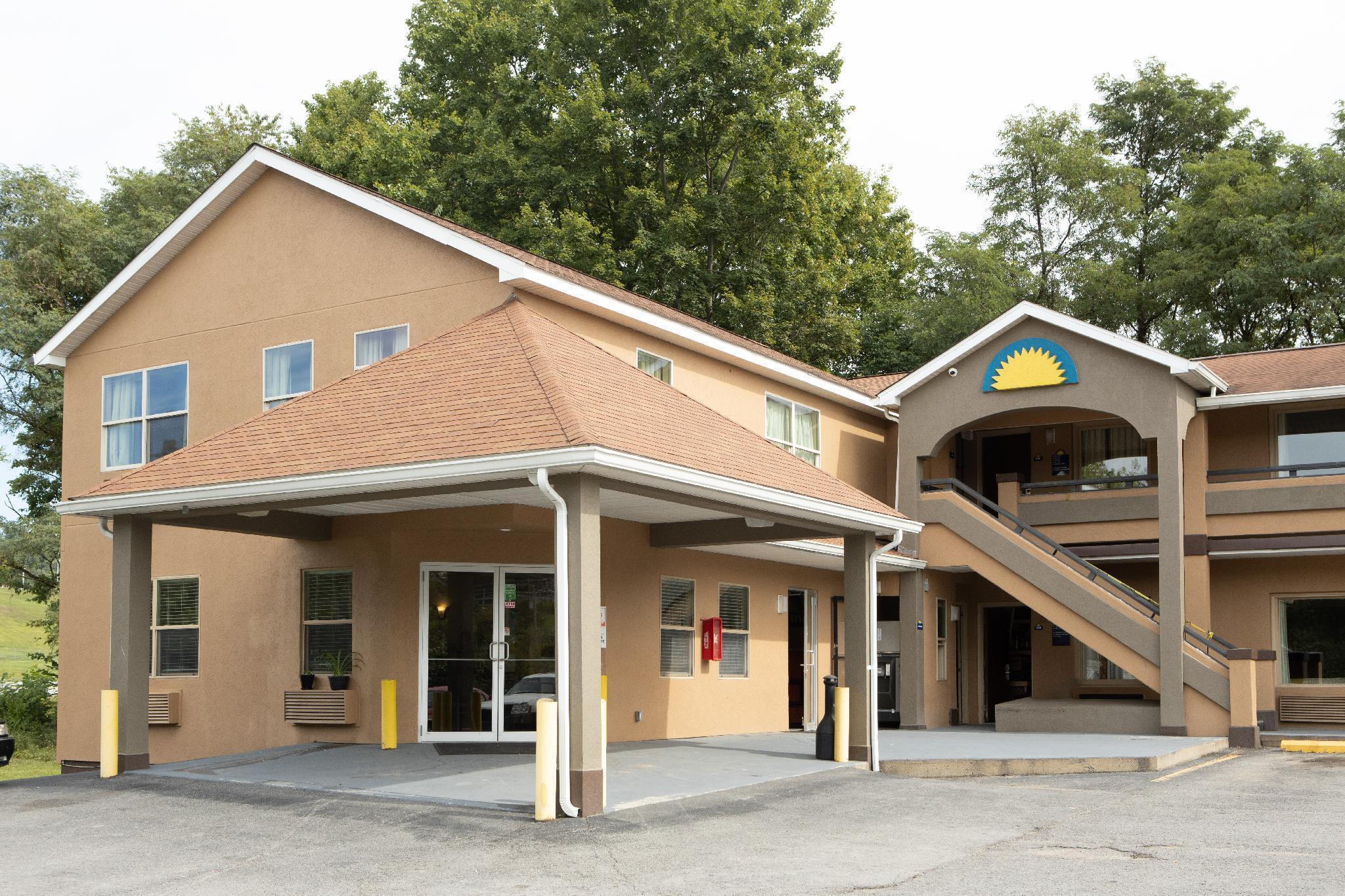 Days Inn By Wyndham Fairmont Bagian luar foto