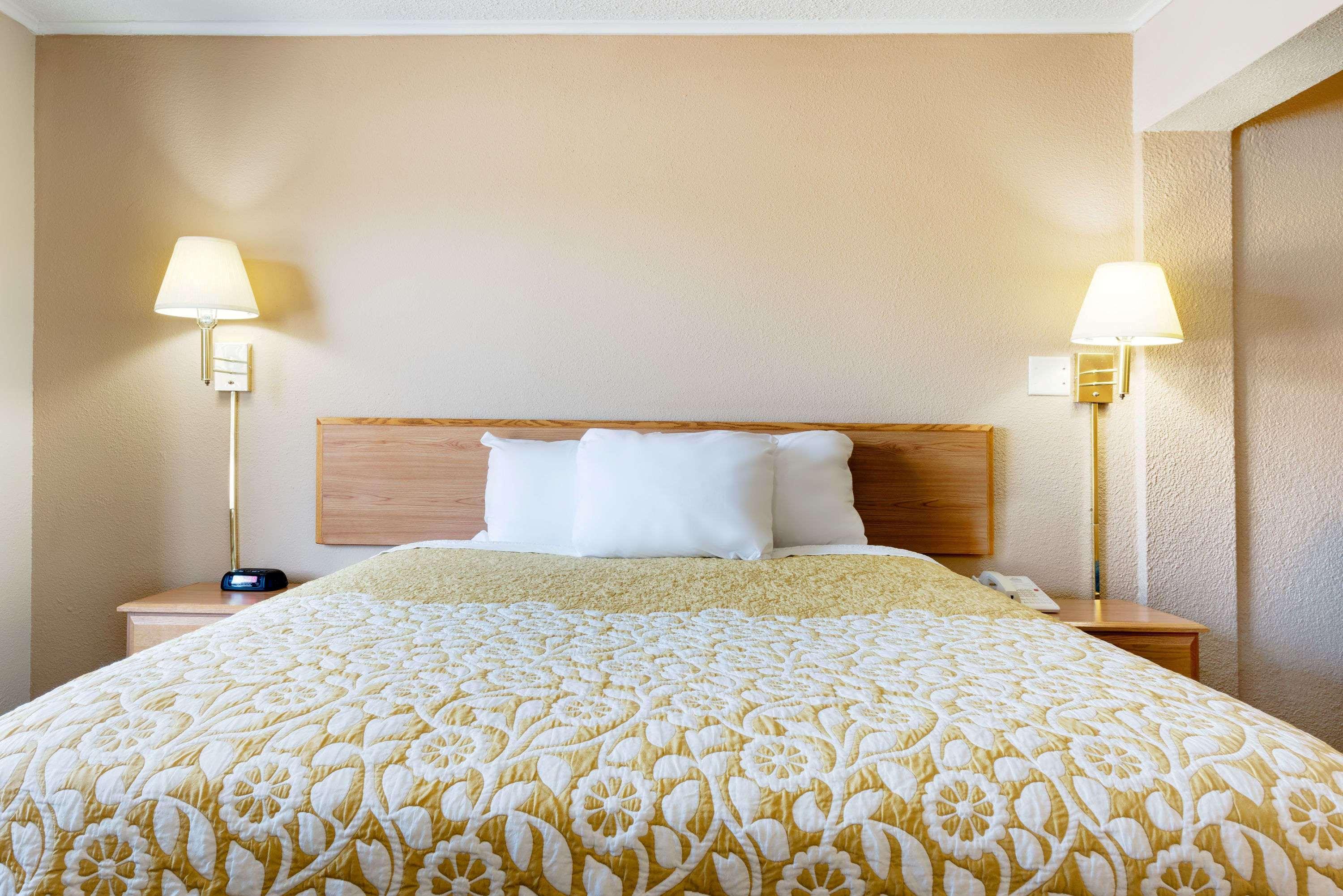 Days Inn By Wyndham Fairmont Bagian luar foto