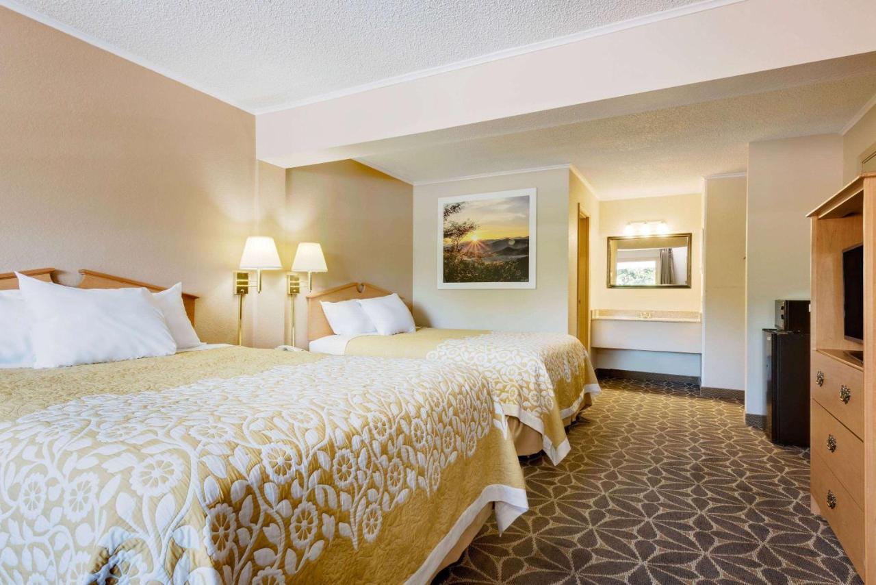 Days Inn By Wyndham Fairmont Bagian luar foto