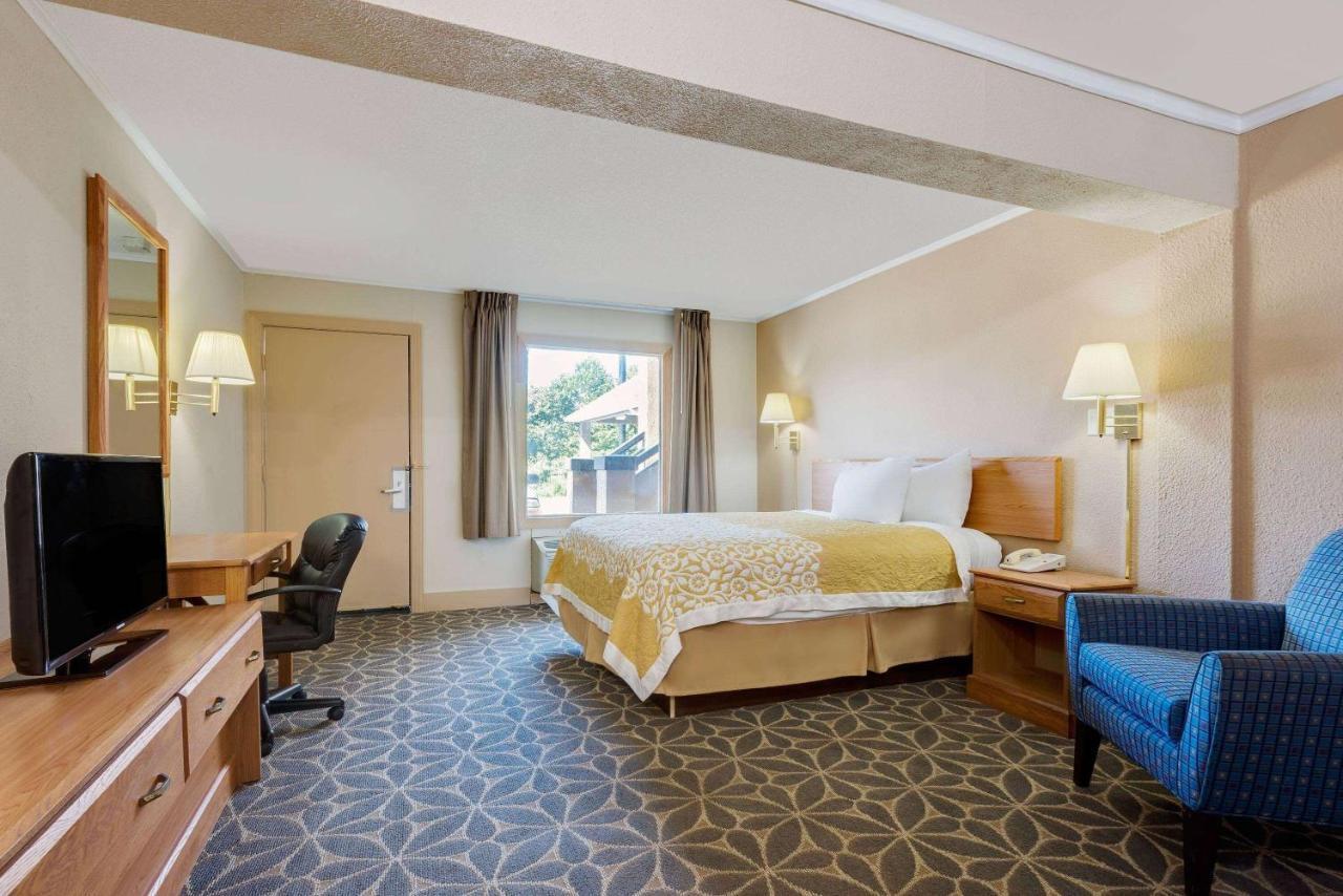 Days Inn By Wyndham Fairmont Bagian luar foto