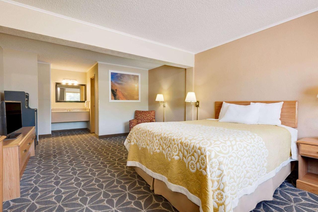 Days Inn By Wyndham Fairmont Bagian luar foto