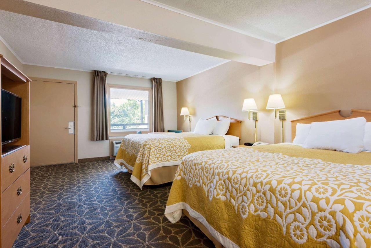 Days Inn By Wyndham Fairmont Bagian luar foto