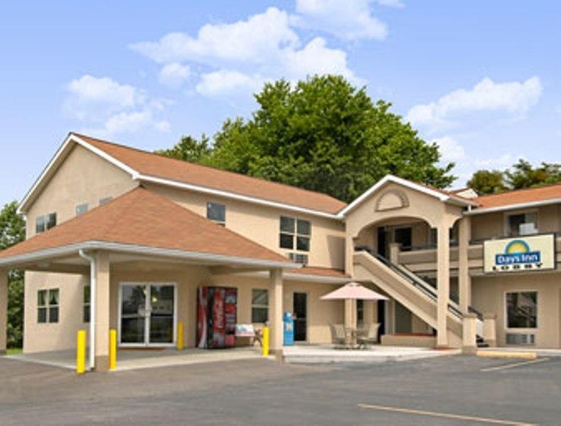 Days Inn By Wyndham Fairmont Bagian luar foto