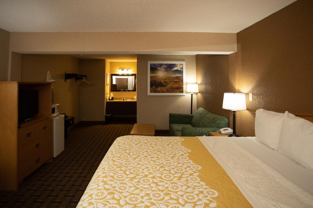 Days Inn By Wyndham Fairmont Bagian luar foto