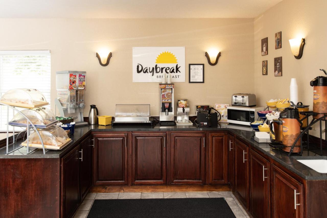 Days Inn By Wyndham Fairmont Bagian luar foto