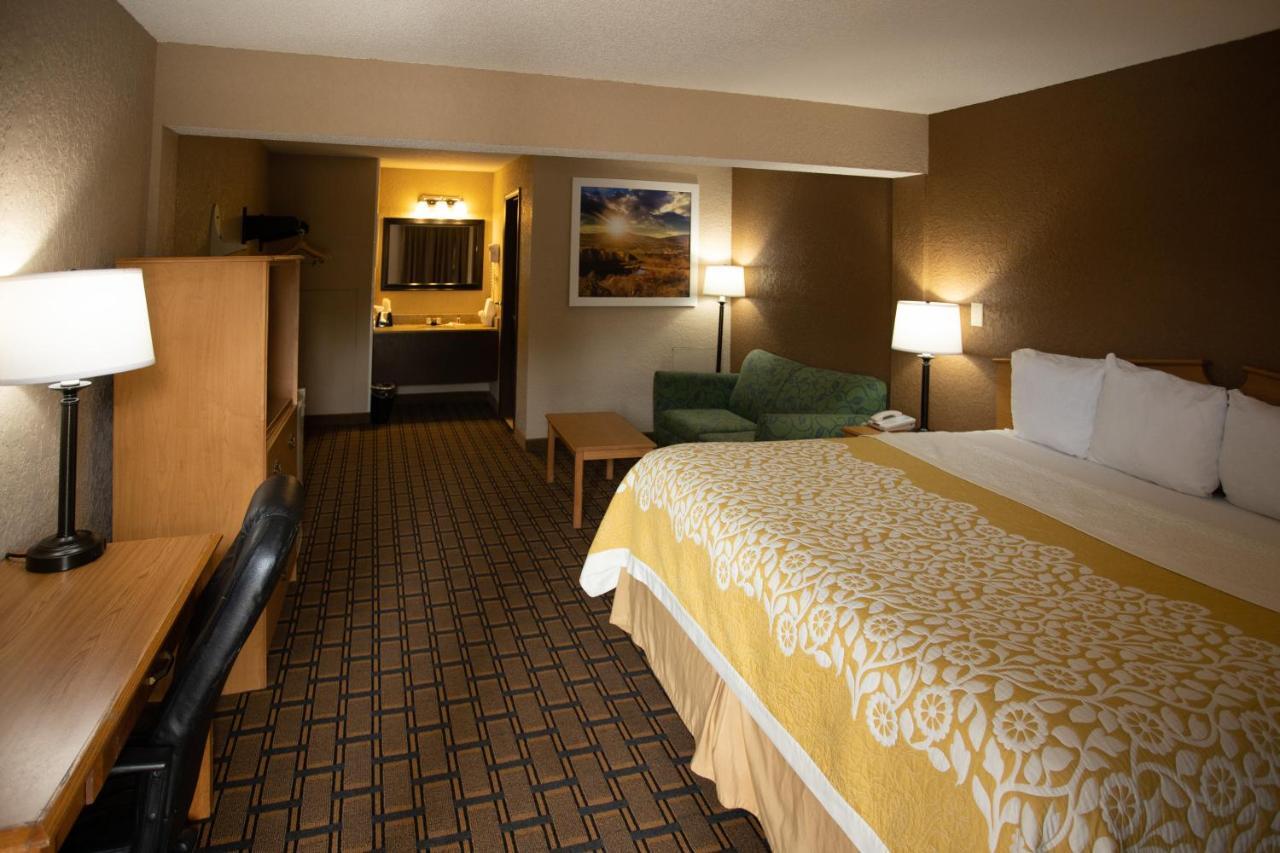 Days Inn By Wyndham Fairmont Bagian luar foto