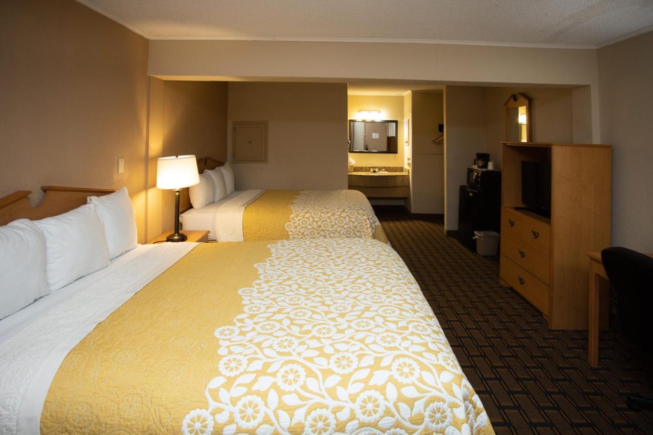 Days Inn By Wyndham Fairmont Bagian luar foto
