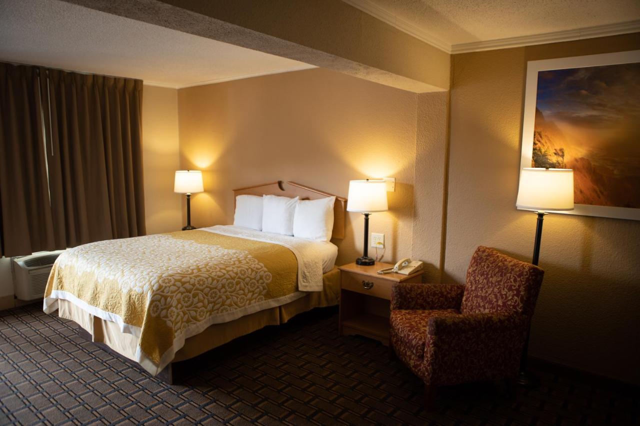Days Inn By Wyndham Fairmont Bagian luar foto