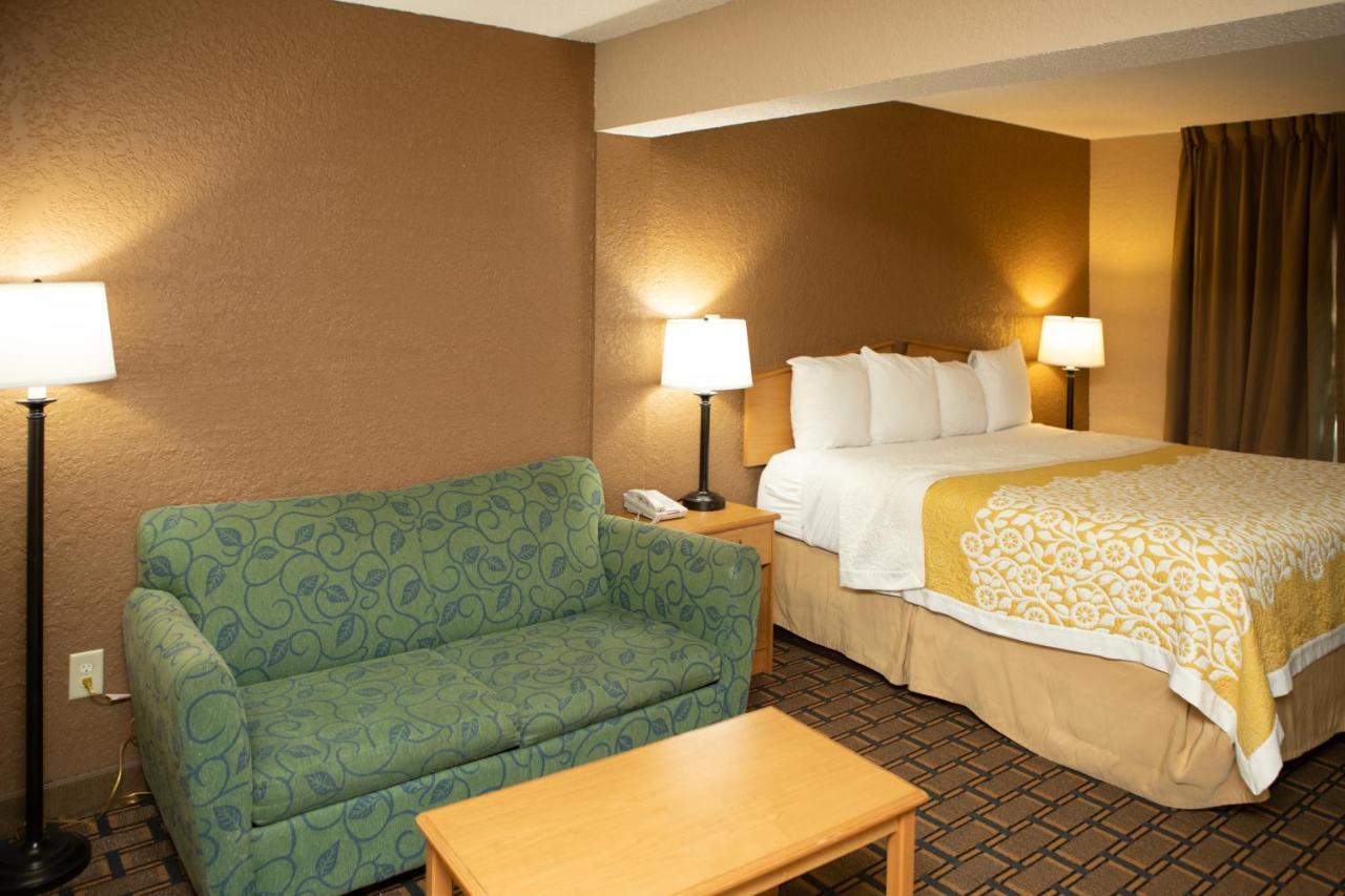 Days Inn By Wyndham Fairmont Bagian luar foto