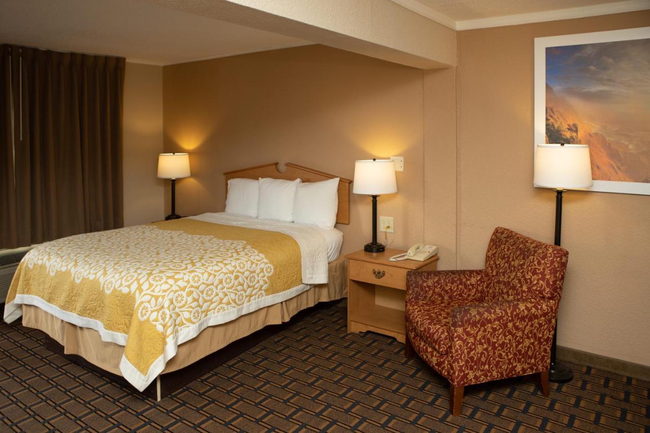 Days Inn By Wyndham Fairmont Bagian luar foto