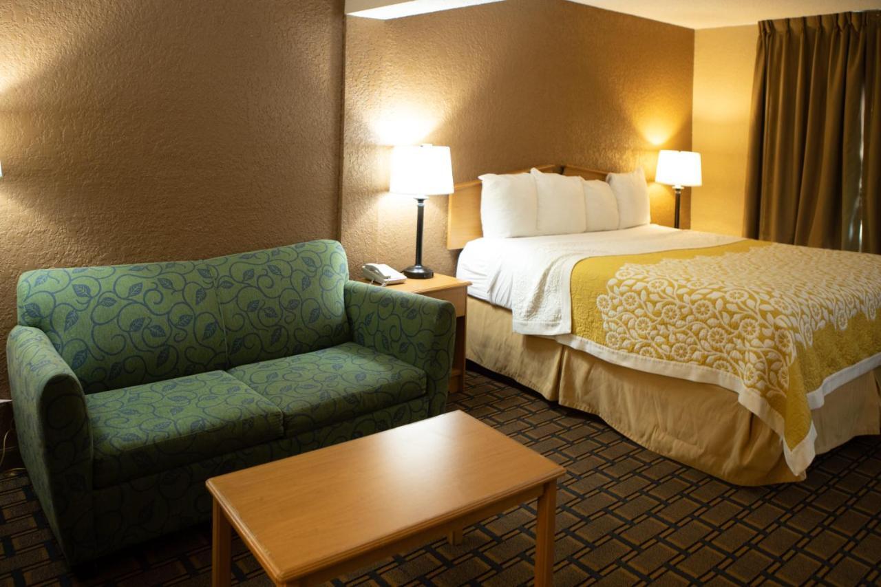 Days Inn By Wyndham Fairmont Bagian luar foto
