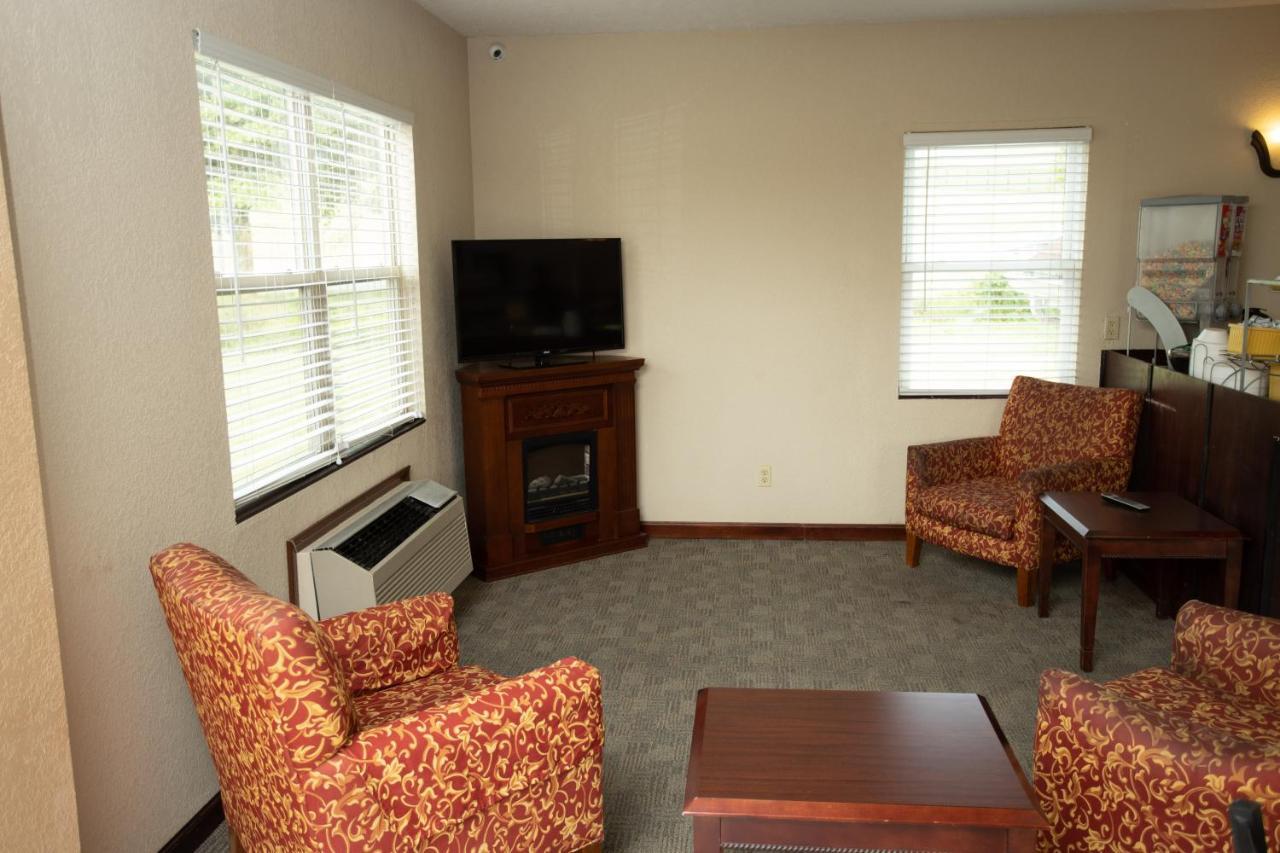Days Inn By Wyndham Fairmont Bagian luar foto
