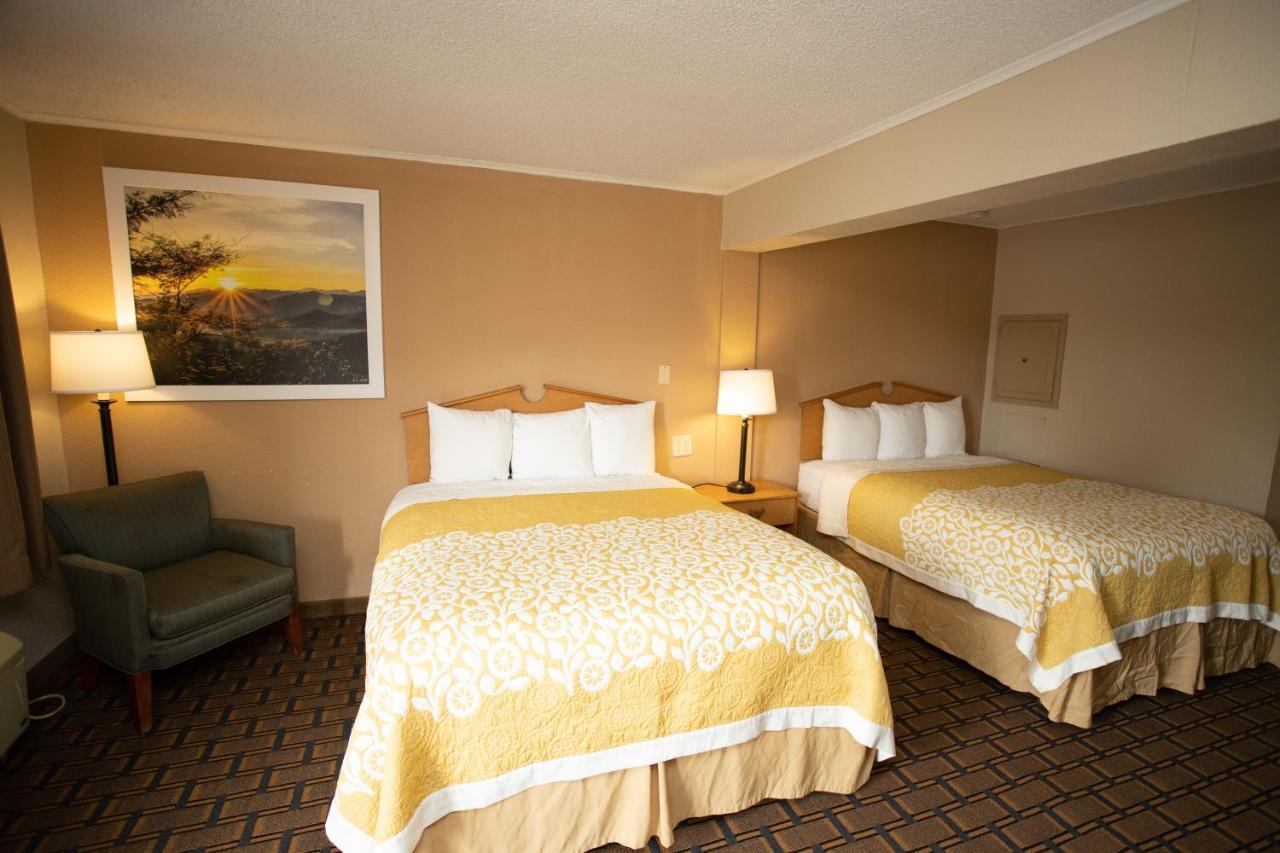 Days Inn By Wyndham Fairmont Bagian luar foto